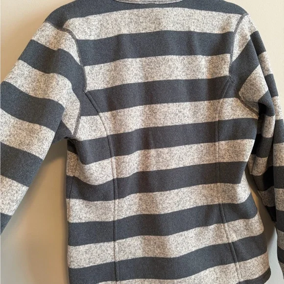 Patagonia Zip-Up 1/2 zip in dark Gray and light grey Stripes kangaroo pocket - Picture 3 of 16